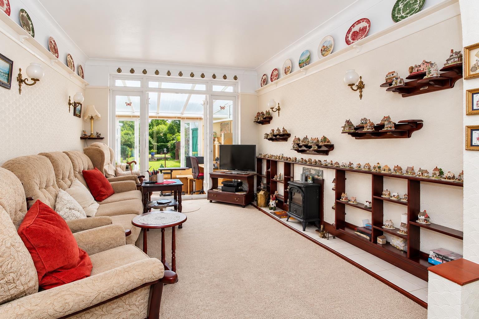 2 bed property in Plough Lane, Wallington